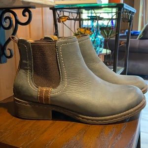 Cute Comfortiva booties.